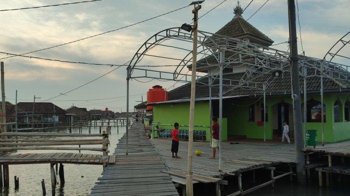 Para anak bermain bola di depan Masjid Darul Ibad, Timbulsloko, Sayung, Demak, Jumat (16/6/2023) sore.