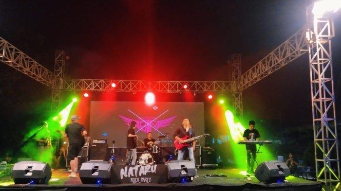 Penampilan sejumlah artis di Nataru Rock Party di Owabong, Purbalingga, Jawa Tengah, Sabtu (23/12/2023). Konser tersebut juga diramaikan rocker Roy Jeconiah bersama Jecovox Band.