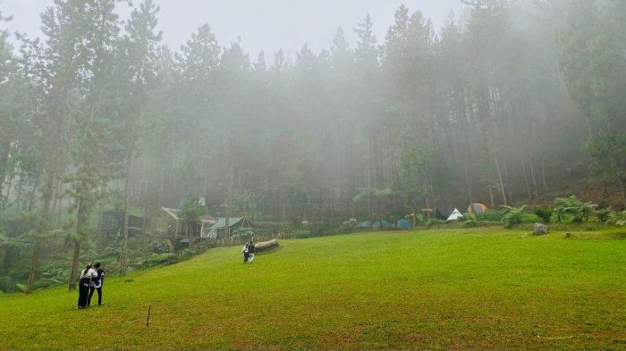 Suasana di wahana wisata masih masuk area Guci yakni Rumah Angsa. Lokasinya masuk wilayah Kecamatan Bumijawa, Kabupaten Tegal, Jawa Tengah. Terlihat lokasi sedang ditutup kabut tebal.