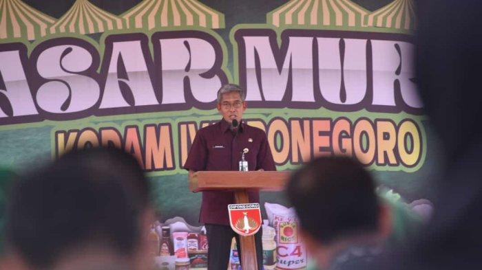 Sekertaris Daerah Provinsi Jawa Tengah, Sumarno saat membuka pagelaran pasar murah yang dilaksanakan di Lapangan Garnisun Kota Semarang, Selasa (5/3/2024).