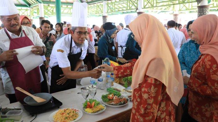 Sekretaris Daerah (Sekda) Provinsi Jawa Tengah, Sumarno mendadak menjadi koki di acara lomba masak pada gelaran Jateng Agro Innovation Expo, di Agro Center Soropadan, Kabupaten Temanggung, Rabu (21/8/2024).