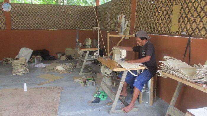 PERAJIN ANYAMAN PANDAN - Seorang perajin anyaman pandang tengah beraktivitas ditempat produksi, Desa Grenggeng, Kabupaten Kebumen, Selasa (28/1/2025). Desa ini merupakan sentra anyaman pandan. (TRIBUNBANYUMAS.COM/INTAN AULIA NAHARWATI)