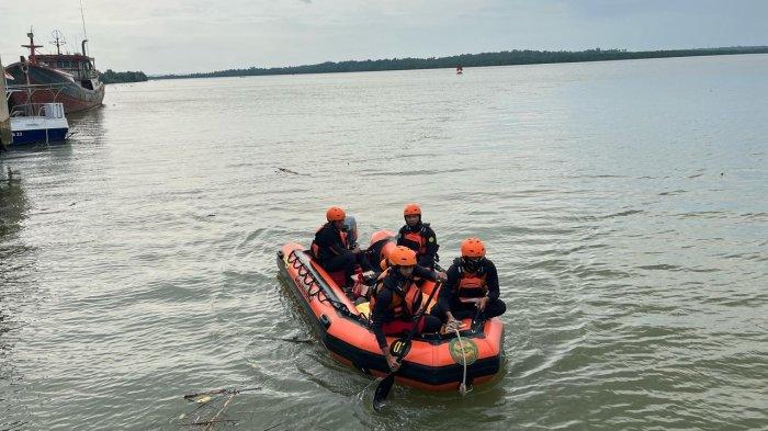 CARI KORBAN - Tim SAR gabungan saat melakukan pencarian terhadap Safika Setiawan (30) seorang nelayan asal Kelurahan Kutawaru, Kecamatan Cilacap Tengah yang diduga terjatuh dan tenggelam di kawasan Dermaga Kutawaru pada Jumat (28/2/2025). Korban diduga terjatuh dari kapal karena memiliki riwayat penyakit epilepsi. Ist. Humas Basarnas Cilacap