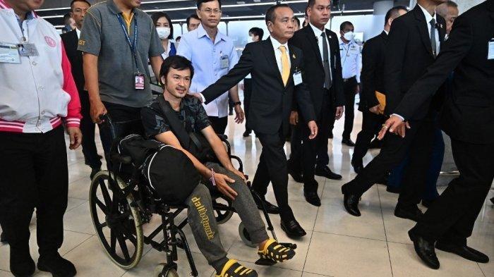 Seorang warga negara Thailand yang terluka dalam serangan mendadak terhadap Israel oleh kelompok militan Palestina, Hamas, tiba setelah penerbangan evakuasi di Bandara Internasional Suvarnabhumi di Bangkok pada 12 Oktober 2023. Empat warga Thailand yang menjadi tahanan Hamas dilepaskan dan diserahkan ke Palang Merah Internasional, Sabtu (25/11/2023) waktu setempat.