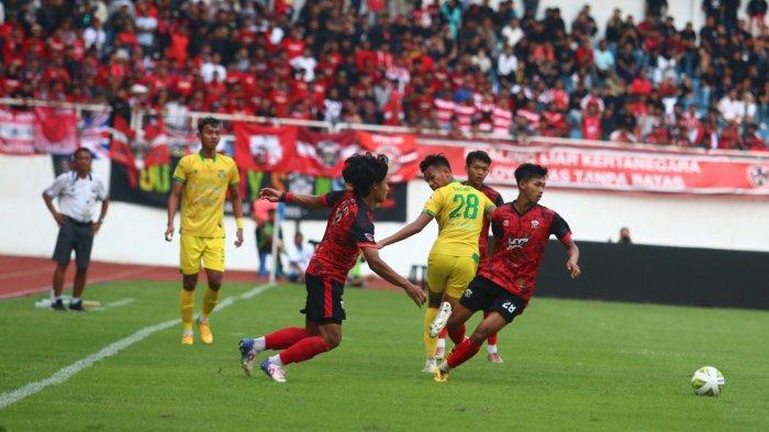 Pemain Persip Pekalongan, Shahih Elang Rishandy dipepet dua pemain Persibangga Purbalingga dalam final Liga 3 Jawa Tengah 2023 di Stadion Jatidiri Semarang, Sabtu (13/1/2024).