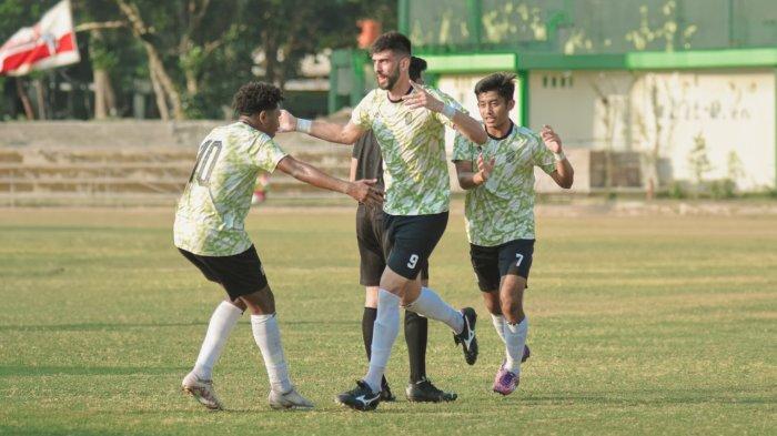 Striker asing Nusantara United, Matheus Silva berselebrasi usai cetak gol dalam laga uji coba melawan Persekat Tegal di Stadion Trisanja, Slawi, Kabupaten Tegal, baru-baru ini.