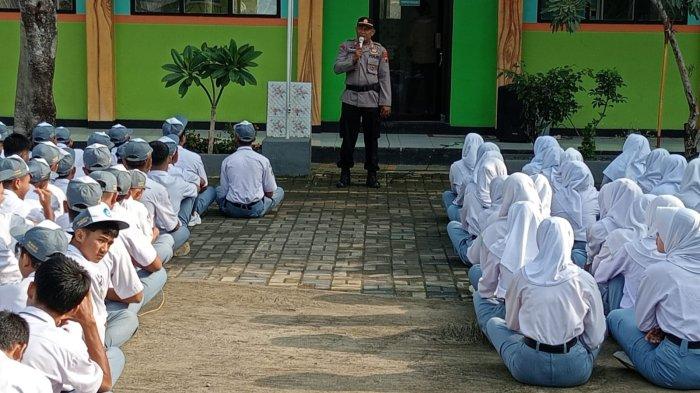 Personel kepolisian memberikan sosialisasi kepada pelajar terkait penggunaan sepeda motor dengan knalpot brong atau tidak standar di lingkungan sekolah di SMK Maarif Bobotsari, Purbalingga, Jawa Tengah, Senin (8/1/2024) pagi.