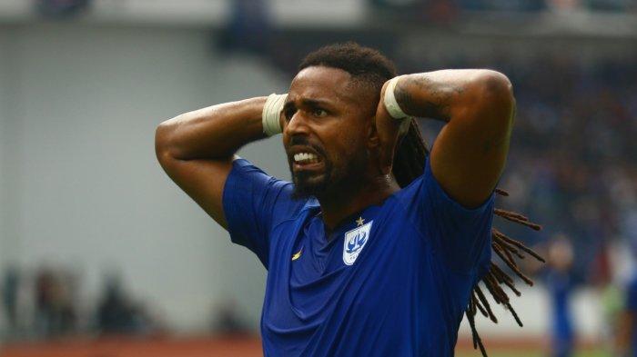 Striker PSIS Semarang, Carlos Fortes saat berlaga di leg pertama semifinal Piala Presiden melawan Arema FC di Stadion Jatidiri, Semarang, Kamis (7/7/2022).