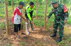 Polisi saat di lokasi ditemukannya jasad sepasang suami istri yang diduga meninggal akibat tersengat listrik,, Senin (25/11/2024) pagi.