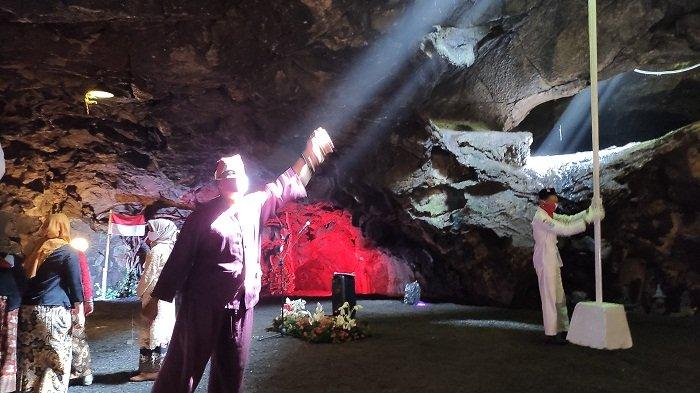 Suasana di dalam Goa Lawa Purbalingga (Golaga) yang dipenuhi lampu dan terlihat cahaya matahari masuk lewat gua, pada 17 Agustus 2021 yang lalu.