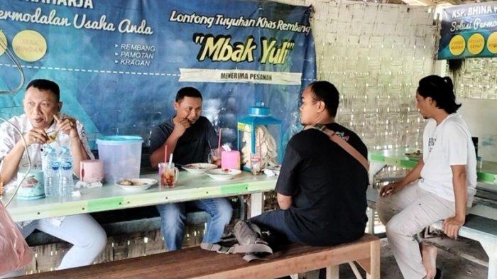 Suasana Warung Mbak Yuli yang menyuguhkan lontong tuyuhan khas Rembang di Dukuh Pereng, Sendangmulyo, Jeruk Kecamatan Pancur, Kabupaten Rembang, Jawa Tengah, Sabtu (7/12/2024).