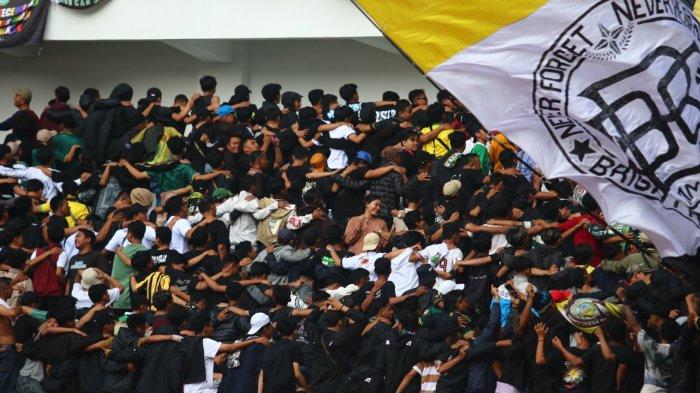Potret kehadiran suporter Persip Pekalongan di Tribun Selatan Stadion Jatidiri saat menyaksikan timnya melawan Persibangga Purbalingga dalam final Liga 3 Jawa Tengah 2023 di Stadion Jatidiri Semarang, Sabtu (13/1/2024).