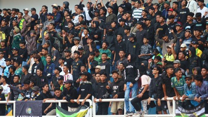 suporter Persip Pekalongan di Stadion Jatidiri menyaksikan timnya melawan Persibangga Purbalingga dalam final Liga 3 Jawa Tengah 2023 di Stadion Jatidiri Semarang, Sabtu (13/1/2024).