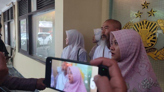 Juru bicara Syekh Puji sekaligus putrinya, Mei Dora Cahya ketika menjelaskan proses mediasi dengan pegiat media sosial sekaligus eks ketua Relawan Ganjar, Eko Kuntadhi di Mako Ditreskrimsus Polda Jawa Tengah, di Kota Semarang, Kamis (11/1/2024). Mediasi pertama ini berujung gagal karena pihak Eko Kuntadhi dinilai Syekh Puji tidak bisa menawarkan konsep mediasi yang jelas.