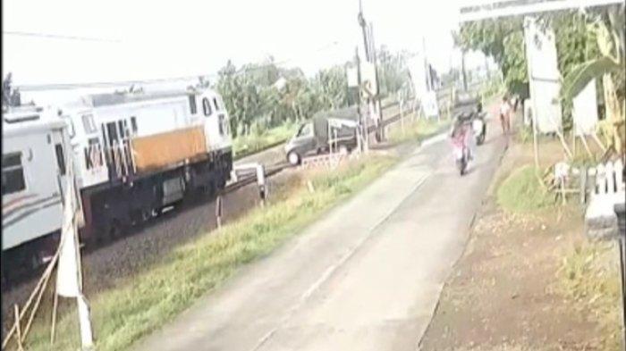 Rekaman CCTV detik-detik tabrakan antara Kereta Api (KA) Kamandaka jurusan Semarang Tawang - Kroya Cilacap dengan mobil pikap terjadi di Desa Pagerdawung, Kecamatan Ringinarum, Kabupaten Kendal, Sabtu (30/12/2023). Kejadian tersebut terekam CCTV milik warga.
