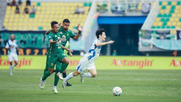 Pemain PSIS Semarang, Taisei Marukawa terjatuh usai berduel dengan pemain Persebaya Surabaya, Mohammad Hidayat dalam laga tunda BRI Liga 1 2023/2024 di Stadion Gelora Bung Tomo Surabaya, Selasa (30/1/2024). Pertandingan berakhir seri 1-1.