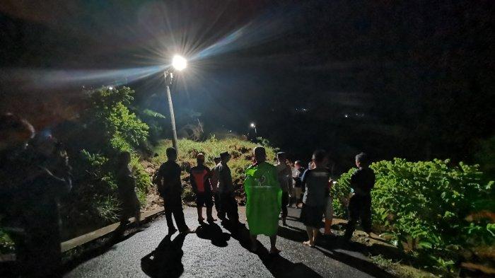 Tanah longsor terjadi di Dusun Cibaregbeg, Desa Sepatnunggal, Majenang, Kabupaten Cilacap, Kamis (11/1/2024). Akibat tanah longsor itu, akses jalan Desa Sepatnunggal dan Sadabumi terputus.