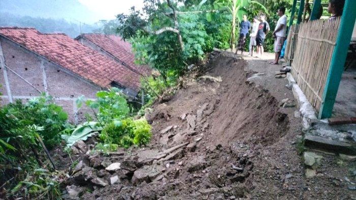 Kondisi tebing setinggi 15 meter di dusun Bonjoksaga, Desa Citembong, Kecamatan Bantarsari, Cilacap yang longsor setelah diguyur hujan deras, Minggu (3/3/2024). Akibat bencana tersebut, kini 3 rumah warga di sekitar terancam dan pemilik rumah diungsikan sementara.