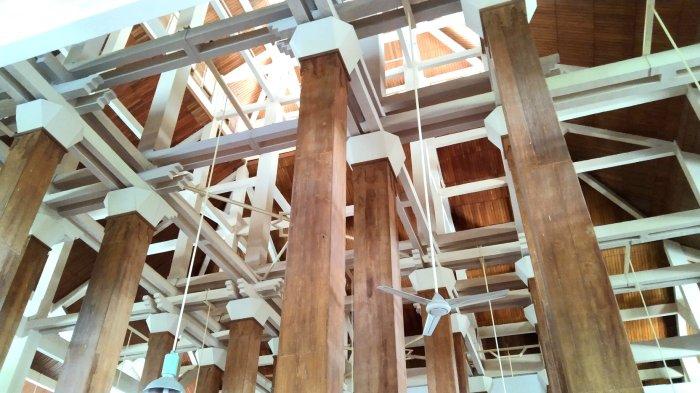Tiang penyangga atau saka guru di Masjid Agung Daarussalaam Cilacap yang berjumlah 22. Tiang tersebut hingga saat ini masih dibungkus kayu jati karena merupakan cagar budaya yang harus dilestarikan.