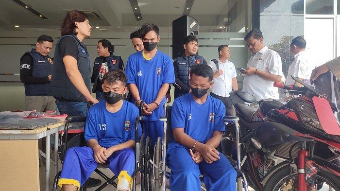 Ketiga tersangka pembunuh Serlina, yakni Dwi P (kiri), Rofi MS (belakang), dan Gilang S (kanan), dihadirkan dalam konferensi pers di Mapolda Jateng, Kota Semarang, Rabu (24/4/2024).