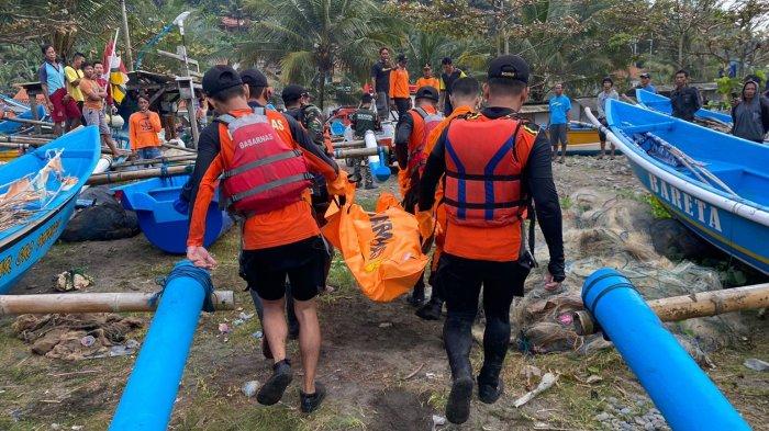 Tim SAR sabungan mengevakuasi jasad Sodiran (34) nelayan asal Desa Srati, Kebumen yang hilang seusai perahu yang ditumpanginya terbalik terkena ombak besar, Kamis (13/7/2023).