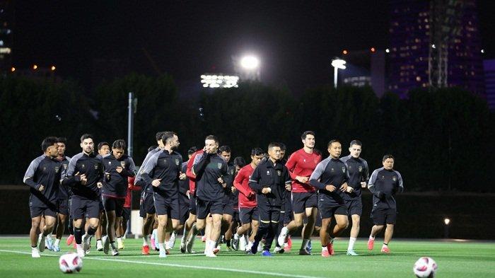 Tim nasional (Timnas) Indonesia menjalani latihan perdana jelang laga uji coba dan Piala Asia 2023 di Lapangan Al Egla 2, Doha, Qatar, Minggu (7/1/2024) malam.