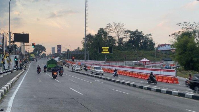 Pengendara melintas di Exit Tol Bawen, Kecamatan Bawen, Kabupaten Semarang. Di titik tersebut terpasang pagar seng tanda pengerjaan kontruksi jalan tol, Senin (14/8/2023). Nantinya, di titik tersebut akan dibangun jembatan layang atau flyover penghubung Tol Yogya-Bawen dan jalur Semarang-Solo.