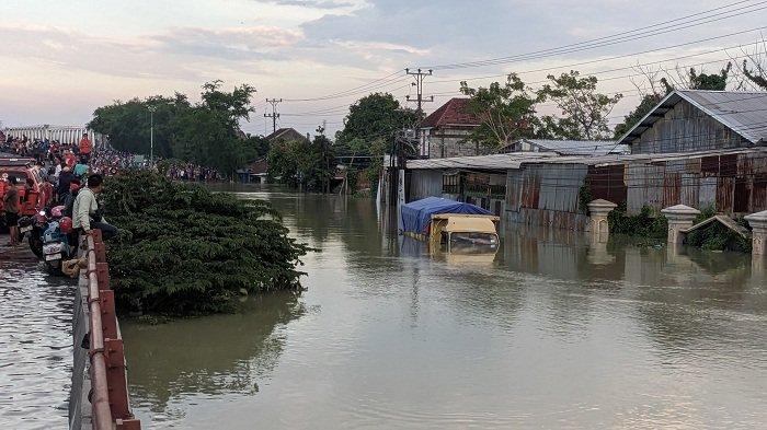 Sebuah truk terjebak banjir di Jalan Pantura Demak-Kudus di Kecamatan Karanganyar, Kabupaten Demak, Kamis (8/2/2024). Banjir di Demak terus meluas setelah tanggul Sungai Wulan yang melintas di wilayah tersebut jebol di sembilan titik.