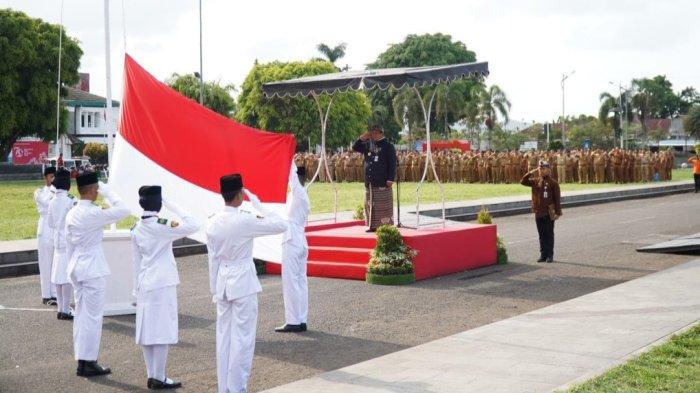 Upacara peringatan Hari Sumpah Pemuda ke - 96 di Alun - Alun Kabupaten Cilacap, Senin (28/10/2024). Dalam momen peringatan Hari Sumpah Pemuda, Pj Bupati Arief berpesan kepada pemuda pemudi Cilacap agar selalu menanamkan semangat juang.