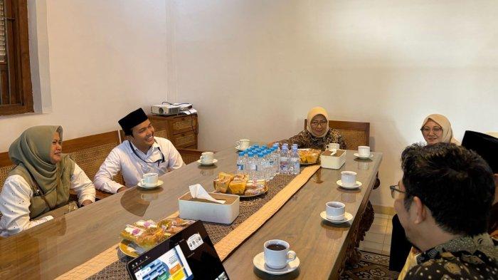AUDIENSI - Direktur UT Purwokerto, Dr. Prasetyarti Utami, S.Si., M.Si., melakukan audiensi langsung
dengan Bupati Kebumen, Hj. Lilis Nuryani, di Kediaman Bupati Kebumen.
