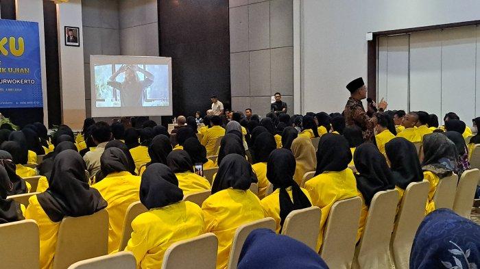 Universitas Terbuka (UT) Purwokerto menggelar kuliah umum dengan tema 'Peran Generasi Milenial Membangun Bangsa Menuju Indonesia Emas 2045', Sabtu (4/5/2024). UT juga memberikan workshop dan klinik ujian bagi para mahasiswa baru semester 2023/2024.