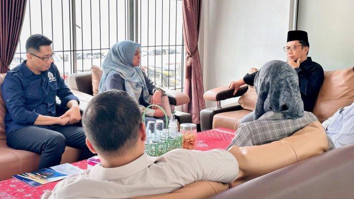 Direktur UT Purwokerto, Dr Prasetyarti Utami berbincang bareng Rektor Universitas Ma'arif Nahdlatul Ulama Kebumen, Dr Imam Satibi, Rabu (17/1/2024). Kedua pihak siap berkolaborasi dan bekerja sama untuk pengembangan akademis.