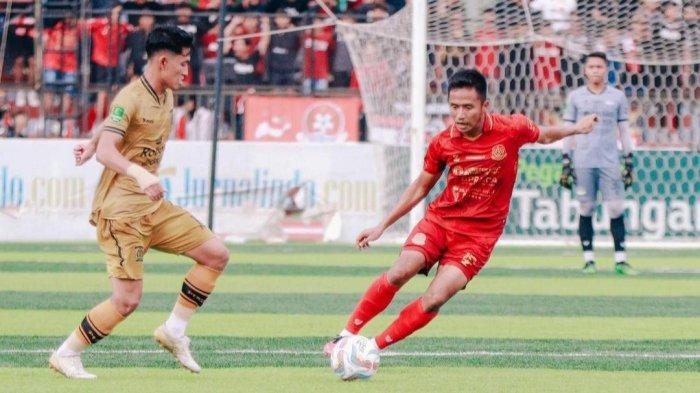 Pemain Persipa Pati, Wahyu Sukarta mencoba melewati pemain Persiba Balikpapan pada laga pamungkas playoff degradasi Liga 2 di Stadion Joyokusumo, Pati, Sabtu (3/2/2024). Pada laga ini, tuan rumah Laskar Saridin menang tipis dengan skor 1-0 atas tim Beruang Madu.
