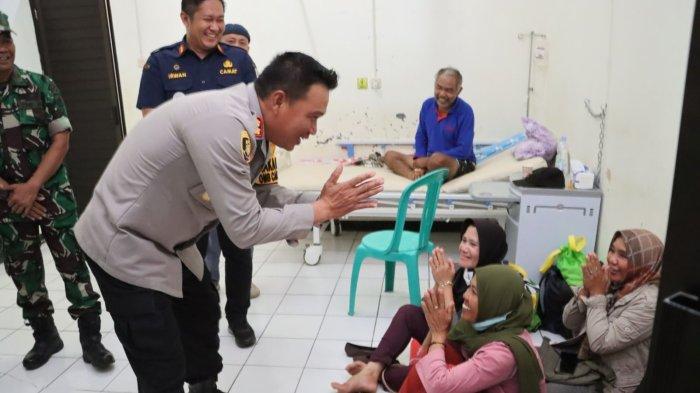Wakapolresta Cilacap, AKBP Arief Fajar Satria menjenguk petugas KPPS yang mengalami keracunan di Puskesmas Wanareja 1, Selasa (30/1/2024).