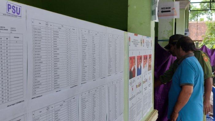 Warga mengikuti Pemungutan Suara Ulang di TPS 1 Kwangsan, Kecamatan Jumapolo, Kabupaten Karanganyar, Sabtu (30/11/2024) siang.