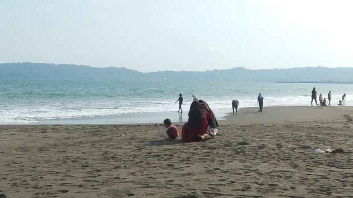 Wisatawan memadati Pantai Kamulyan Cilacap saat momen libur Natal dan Tahun Baru atau Nataru 2023, Selasa (26/12/2023). Pelancong dari berbagai daerah tampak memadati kawasan wisata gratis ini, terutama pada sore hari.
