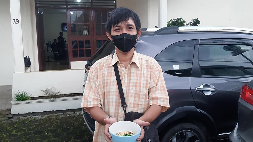 MIE AYAM PURWOKERTO: Fery Anggriawan penjual mie ayam Purwokerto. Mie ayam Rp5.000 milik Fery Anggriawan di Purwokerto viral karena rasanya enak, bisa delivery tanpa ongkir, bahkan dapat bonus tiap 10 porsi!