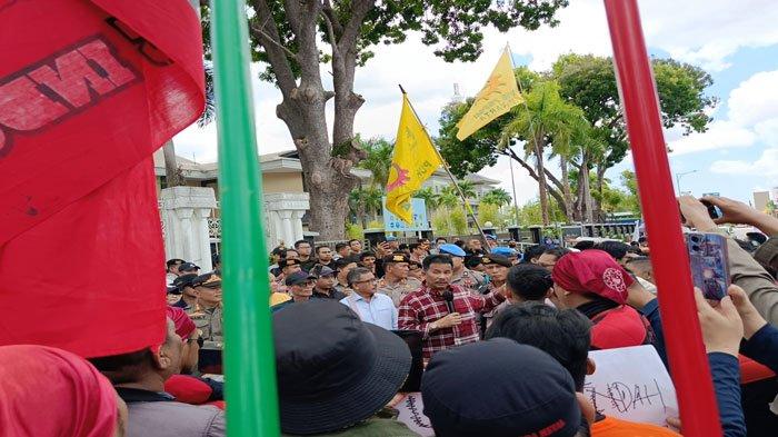 BURUH - Wali Kota Batam, Muhammad Rudi, temui massa buruh di depan Kantor Wali Kota Batam, pada peringatan May Day 2024, Rabu (1/5/2024).
