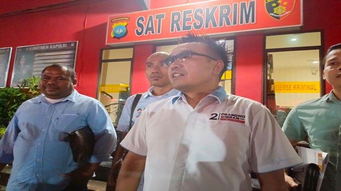 LAPOR - Ketua Tim Hukum dan Advokasi TKD Prabowo Gibran, Musrin usai melaporkan Bawaslu ke Polresta Barelang terkait pencopotan spanduk di Welcome to Batam (WTB), Senin (1/1/2024) malam