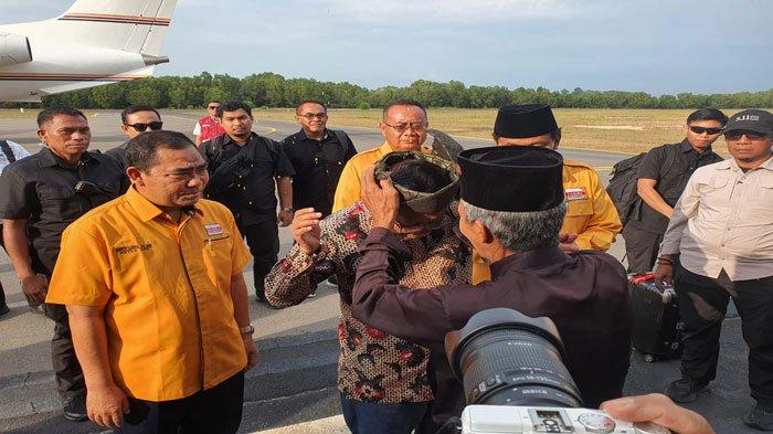 MAHFUD MD - Capres 03 Mahfud MD tiba di Bandara RHA, Karimun, Kepulauan Riau, Jumat (2/2/2024).