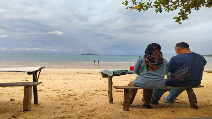 Keindahan Pantai Tanjung Teluk Selahang dengan pemandangan Pulau Senoa, Natuna yang mirip wujud manusia, Minggu (2/7/2023).