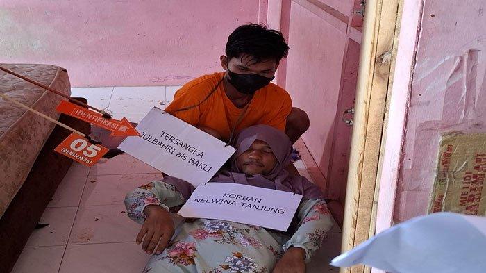 Rekonstruksi Pembunuhan yang dilakukan Zul Bahri kepada Nelwina Tanjung alias Wina di Ruko Sayur Blok E no 11, Pasar Sagulung, Sagulung, Kota Batam, Jumat (2/8/2024)