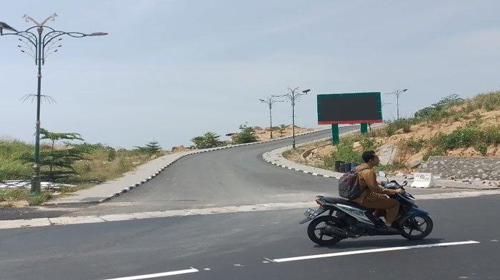 Potret salah satu videotron di simpang empat Masjid Agung Baitul Makmur, Kabupaten Anambas