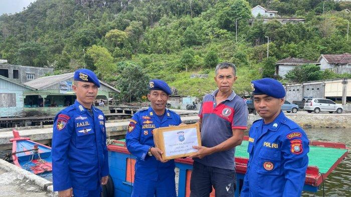TALI ASIH - Sempena HUT ke-18 Polda Kepri, Polres Natuna membagikan tali asih kepada nelayan di Selat Lampa dan menggelar donor darah yang diikuti 20 personel Polres Natuna, Kamis (2/3/2023).