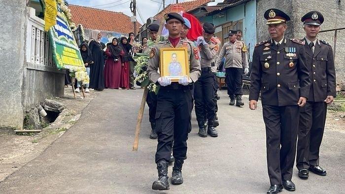 POLISI TEWAS KECELAKAAN - Prosesi pemakaman Aipda (Anumerta) Gugun Gunawan, polisi di Tasikmalaya yang meninggal dunia usai mengalami kecelakaan saat menjalankan tugas di wilayah Polsek Cibalong. Almarhum dimakamkan di Rancaekek, Kabupaten Bandung, Rabu (2/4/2025).