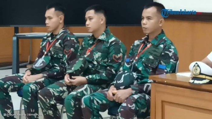 SIDANG - Oknum TNI AL terdakwa pembunuhan disertai penadahan mobil milik bos rental Ilyas Abdurrahman saat dihadirkan di Pengadilan Militer II-08 Jakarta, Senin (3/3/2025). TRIBUNJAKARTA.COM/BIMA PUTRA