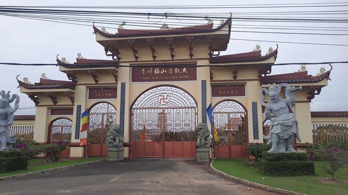 Tampak depan Vihara Avalokitesvara Graha yang berada di Kelurahan Air Raja, tepatnya di Jalan WR Supratman, Kilometer 14. Vihara ini menjadi vihara terbesar se Asia Tenggara