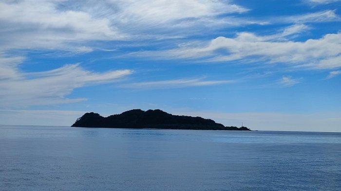 Pulau Senoa, salah satu Geosite dalam Geopark Nasional Natuna. Foto diambil beberapa waktu lalu di Pantai Tanjung.