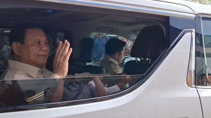 Menteri Pertahanan Prabowo Subianto sesaat akan meninggalkan gedung baru PT Volex Indonesia yang berlokasi di Batam, Minggu (4/8/2024)