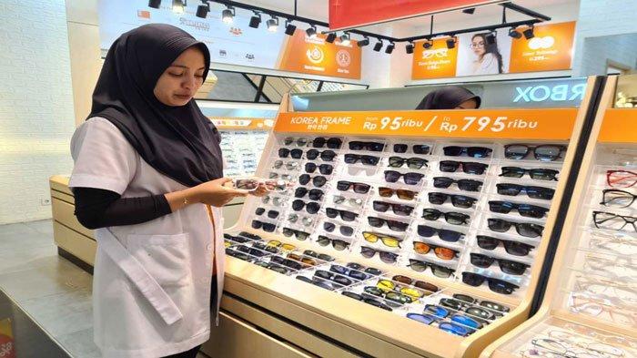 Sales kacamata Dr Specs sedang menunjukkan kacamata produk lokalnya. Dr Specs beri diskon untuk konsumennya